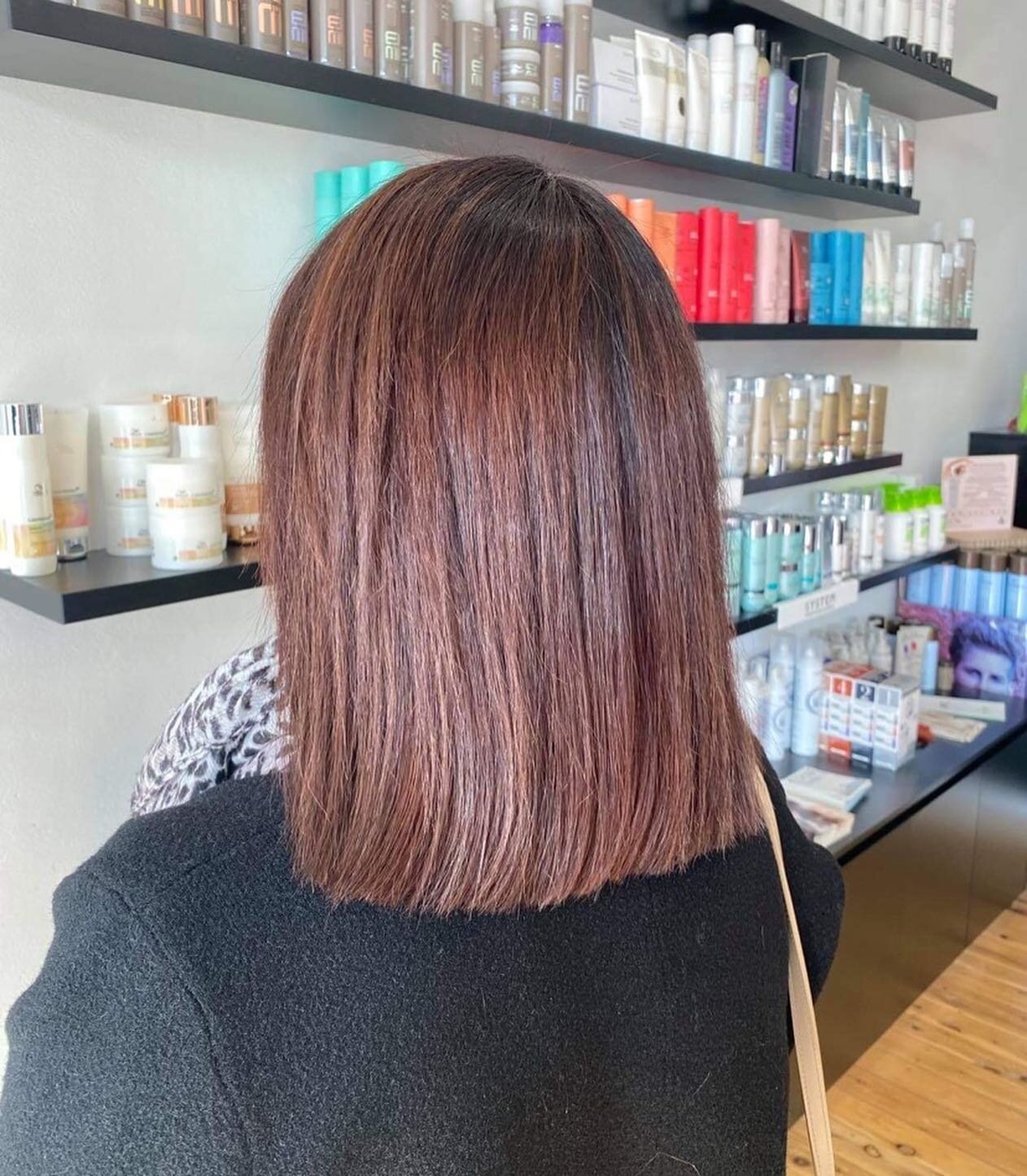 ❤️&zwj;🔥Colour Correction❤️&zwj;🔥

Leanne was a first time colour client with us and wanted to go from dense black to a beautiful chocolate brunette 😍 

Check out the before!! When you remember to take the before shot halfway through starting 😂

