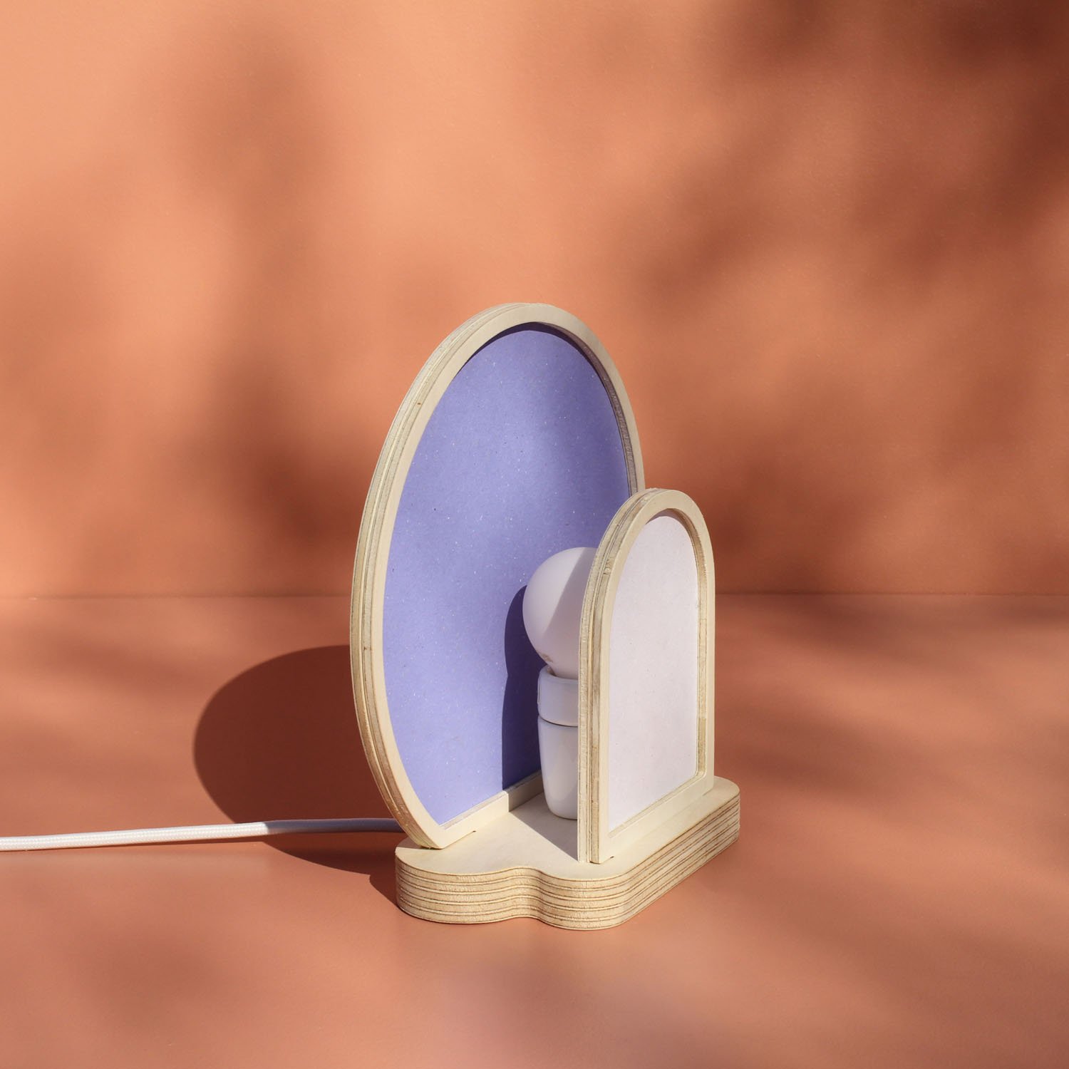 MONA-violet-troisquart-fondocre-carre.jpg