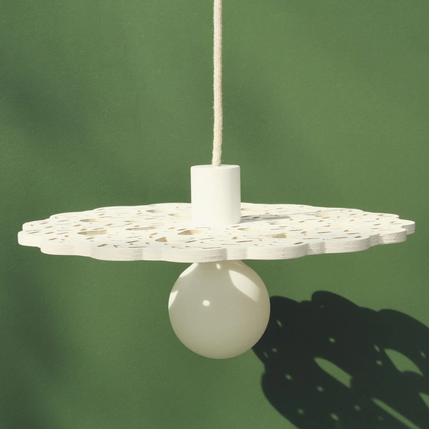 BRODEE-Blanc-faceserré-fond vert-carre-snap.jpg