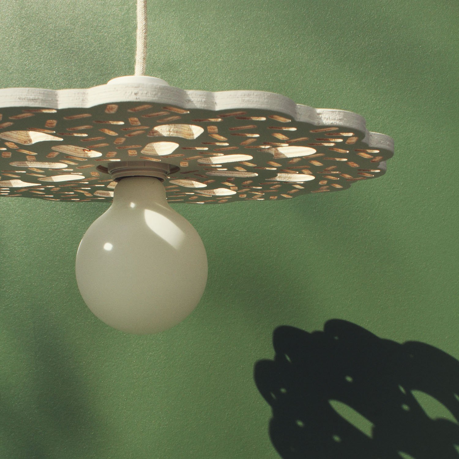 BRODEE-Blanc-detaildessous-fond vert-carre-snap.jpg