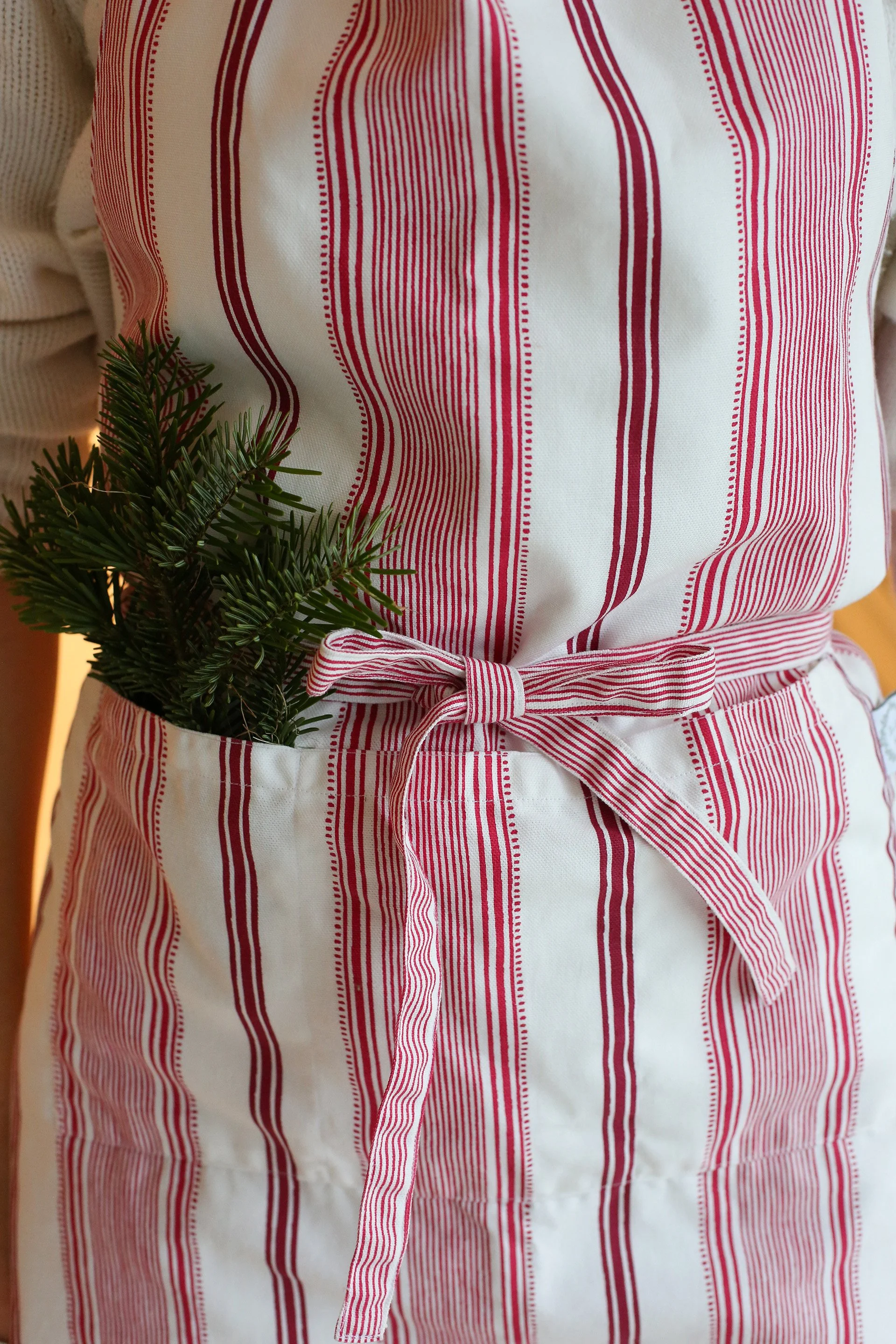 Red Apron_02_Revesdesalpes.jpg