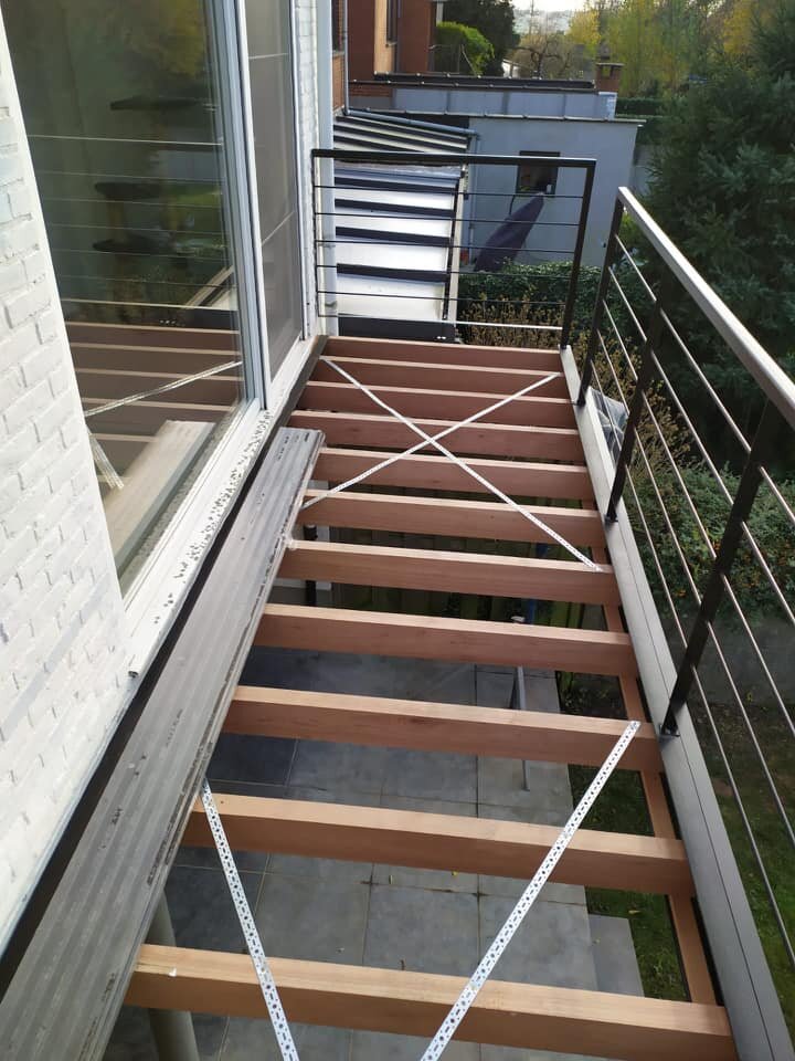 Onbevreesd maag elf Stalen constructie voor balkon te Ekeren — Polyplast Dakwerken, Velux,  koepels en renovatie