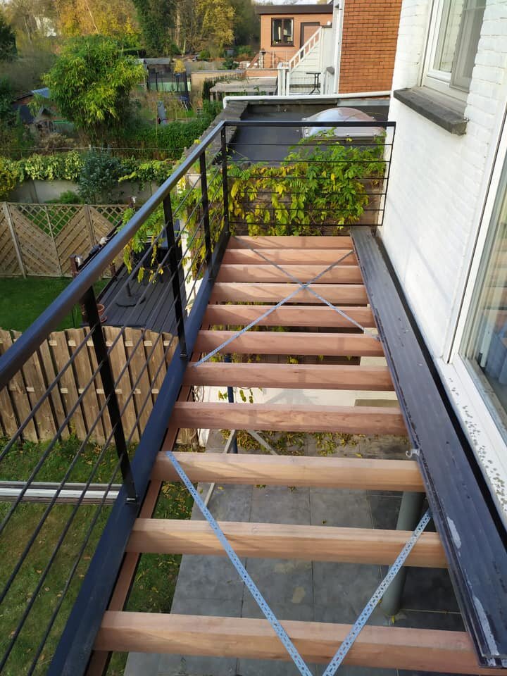 Onbevreesd maag elf Stalen constructie voor balkon te Ekeren — Polyplast Dakwerken, Velux,  koepels en renovatie
