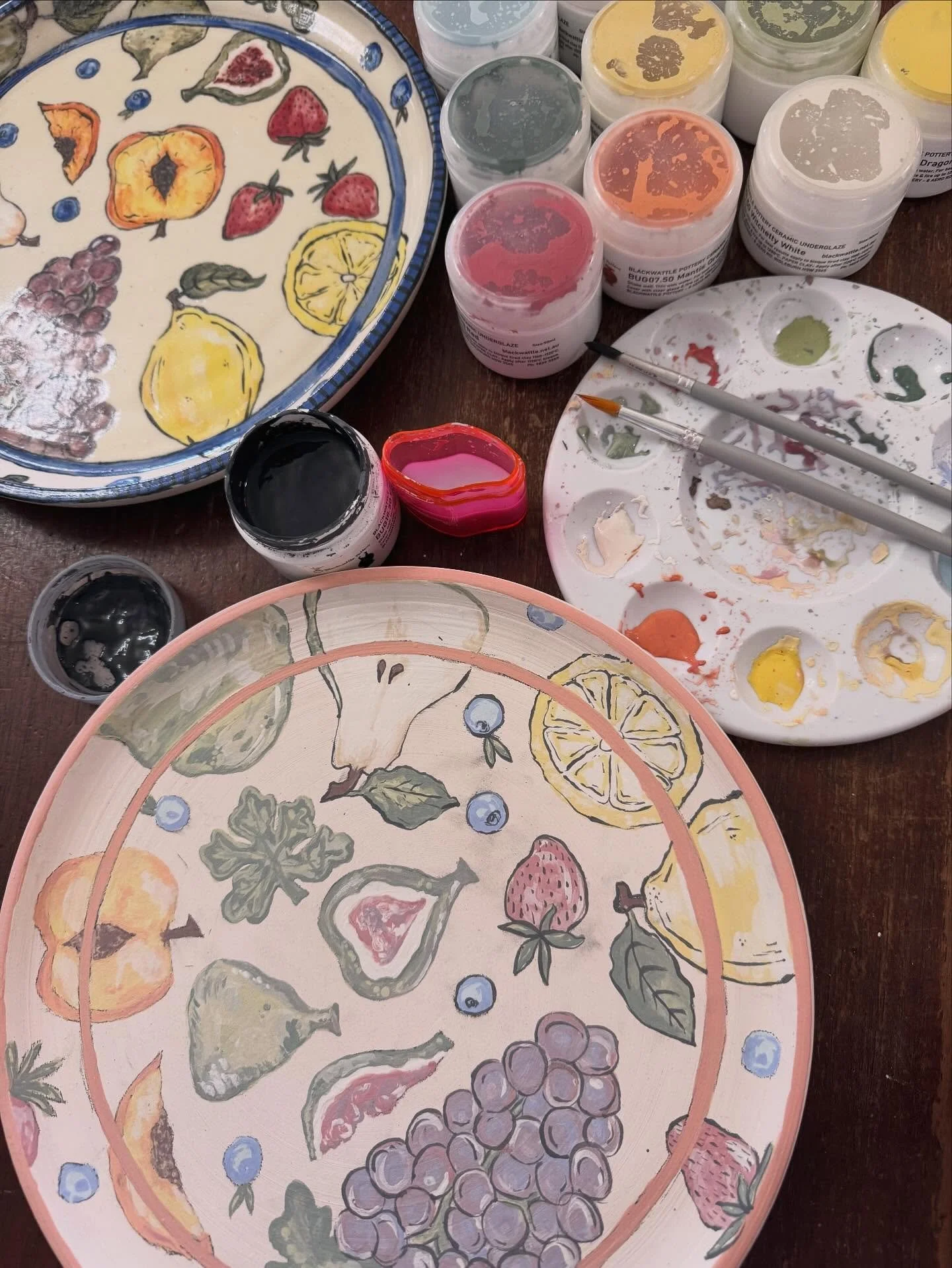 🌿 IN-STORE PAINTING 🌿
Many of you will have seen me in-store, painting foodie designs on locally made ceramic plates. It&rsquo;s a pastime I truly love, and I&rsquo;m so grateful for your incredible support &mdash; every glazed delivery has complet