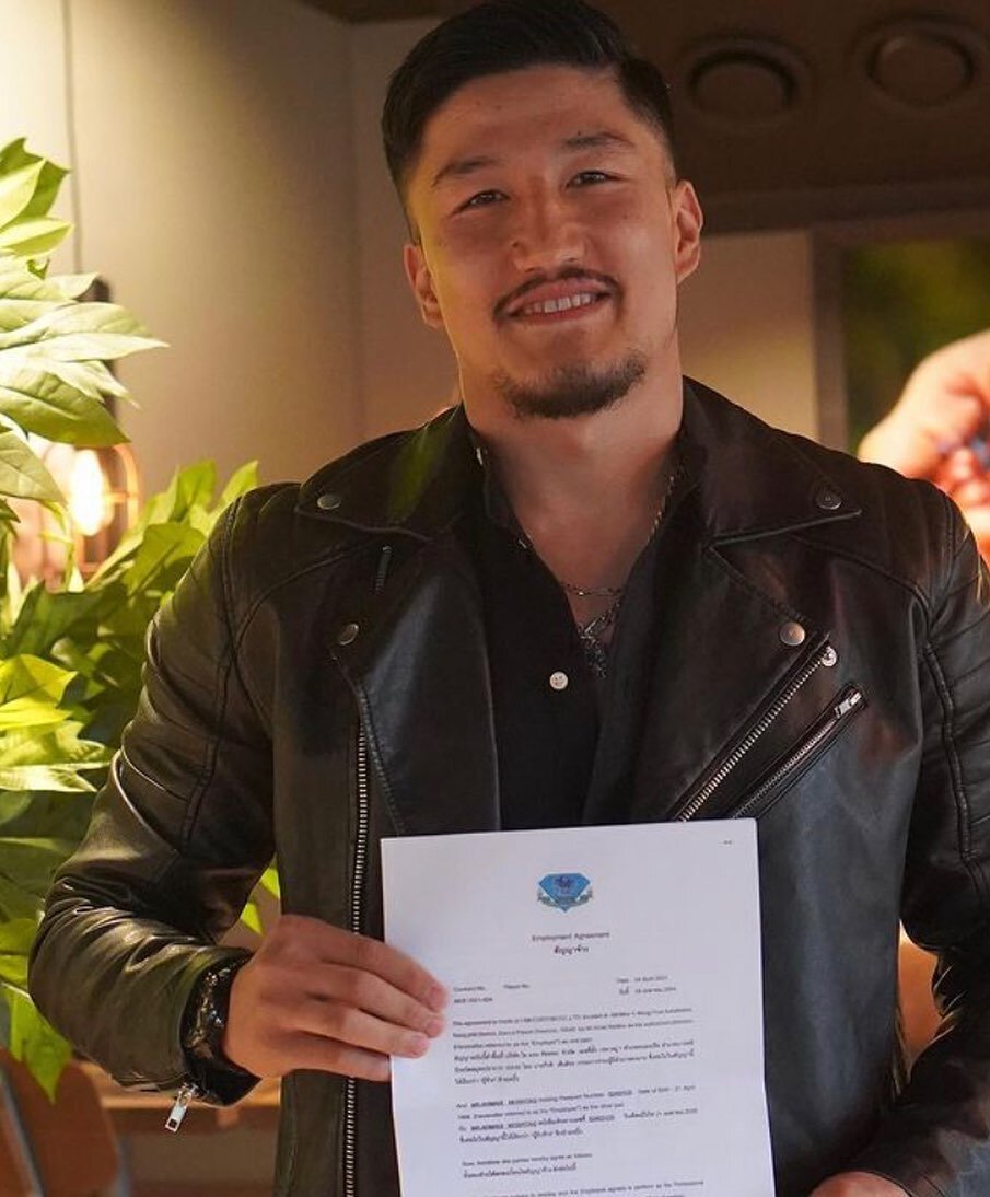 Vi gratulerar @moshtaqhossain_a som idag signade ett avtal med den thail&auml;ndska klubben MOF Customs United 🇹🇭#mofcustomsunited vi &ouml;nskar dig stort lycka till! #iconsportsmgmt #iconfamily #svenskfotboll #thailandfootball