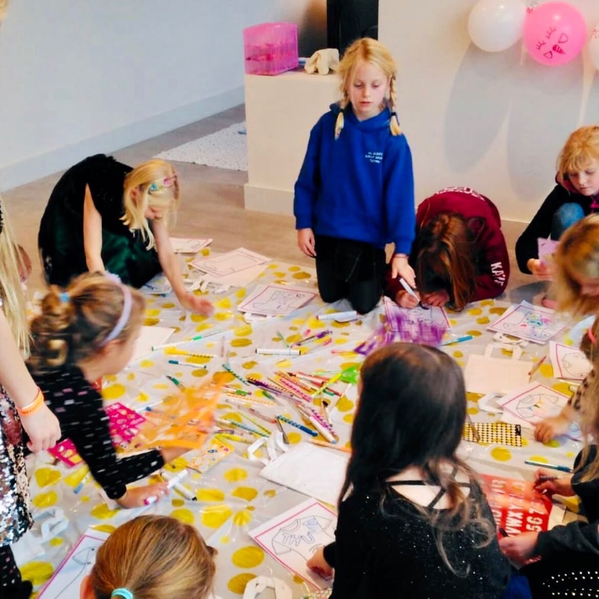Kids can get creative anywhere! That&rsquo;s just all part of the fun at our @sequinsandsparkles.parties 🎉🥳#kidsparty #birthdayparty #party #kidspartyideas #birthday #partyideas #partyplanner #kids #partypackage #eventplanner #partydecor #sequinpat
