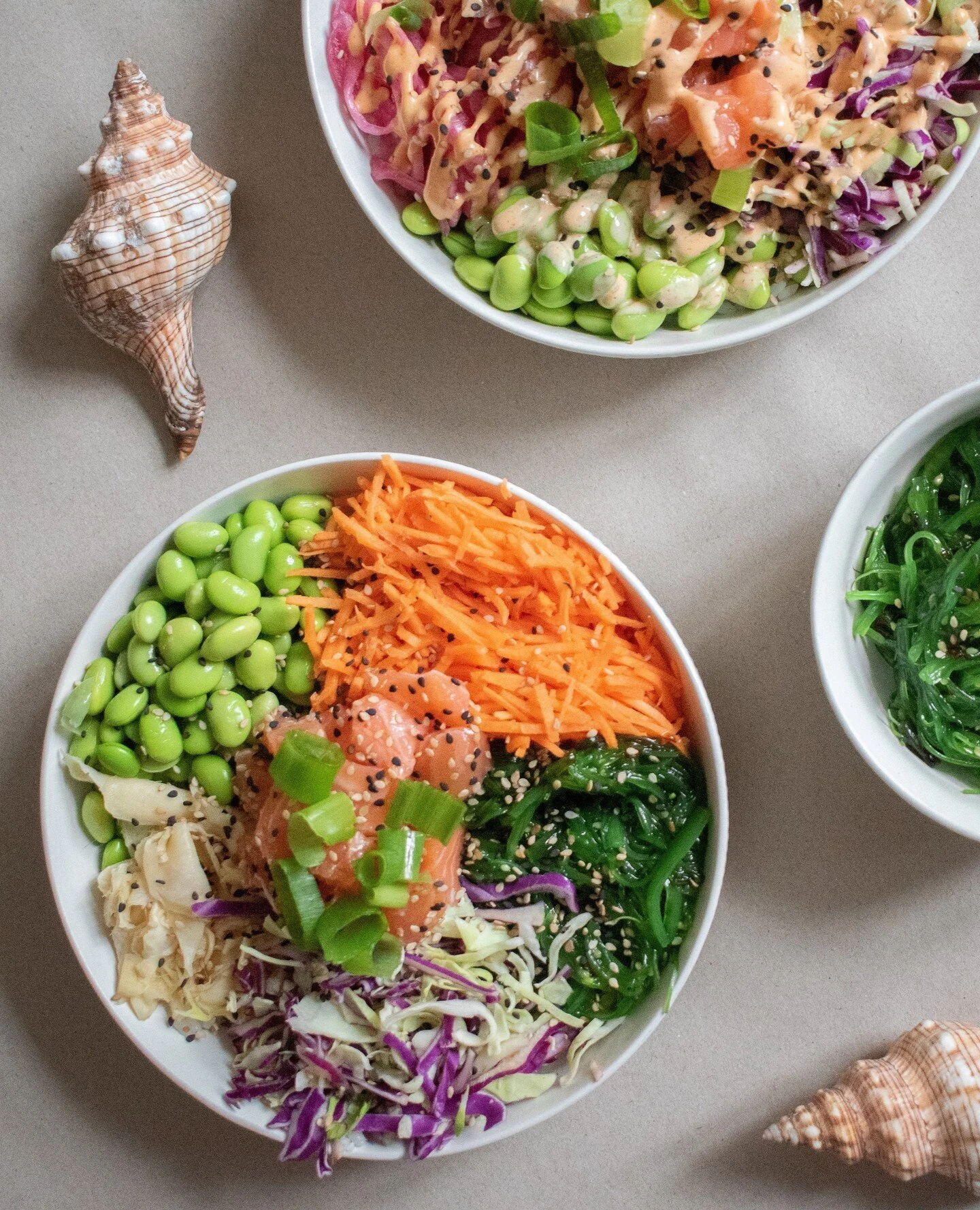Who doesn't love a fueling lunch packed with fresh greens to kickstart the week?💪🏼⁠
Come by we're here from 11:00 - 21:00 😊⁠
⁠
⁠
#pacificpowerfood #raw #healthy #pokebowl #mauicph #healthyfood #mauipoke #fresh #pokebar #rawfood #copenhagenfood #lu