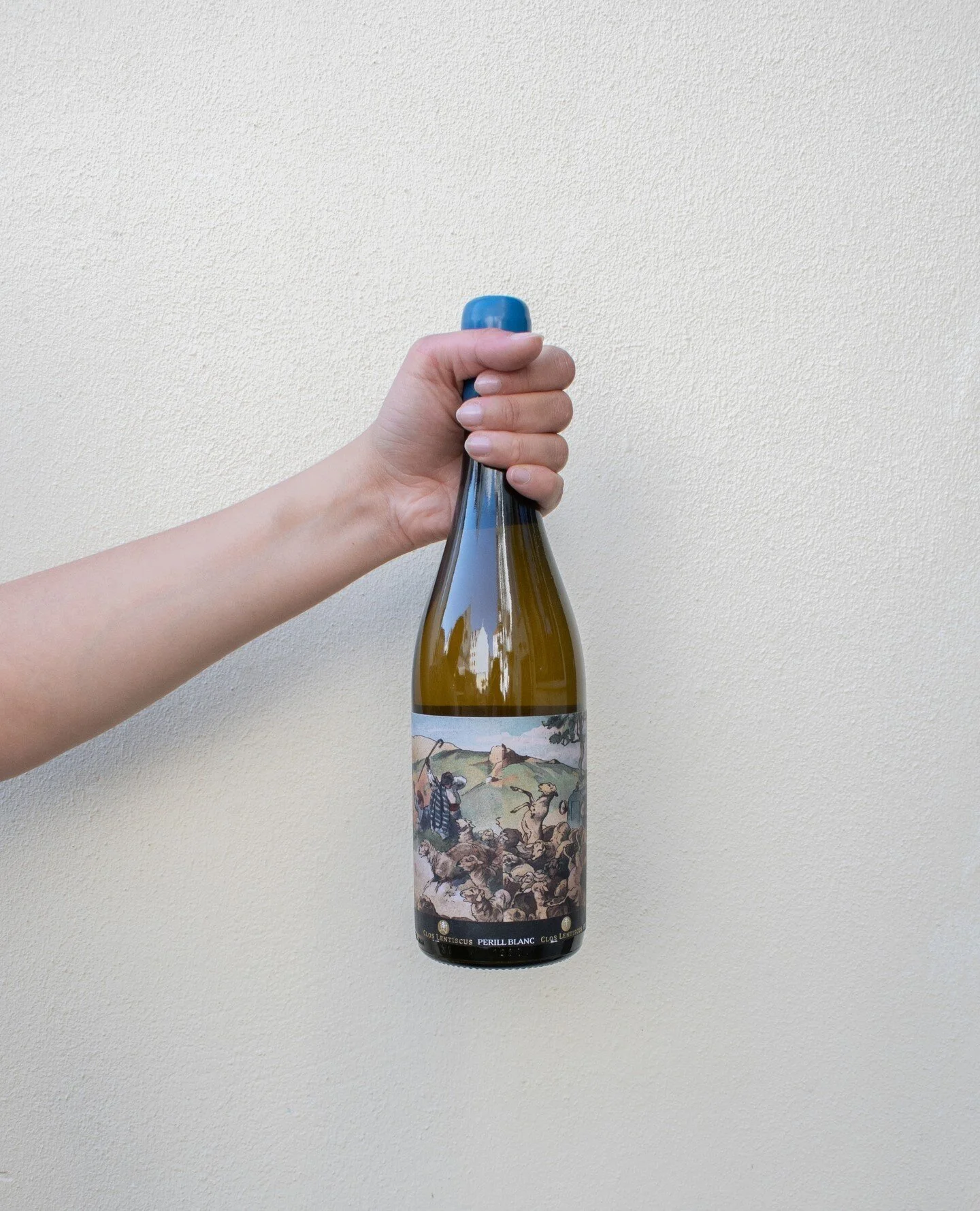 Clos Lentiscus Perill Blanc 🍇 - a natural wine made from Xarello grapes, that is fermented and aged in clay vessels for 6 months.⁠
250kr per bottle - available at our location in N&oslash;rrebro. ⁠
⁠
⁠
#pacificpowerfood #raw #healthy #pokebowl #maui