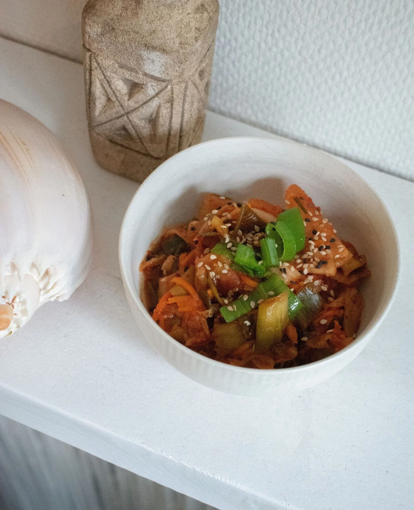 We love a good kimchi salad, especially during the cold season to give our immune system a boost 💪🏼💪🏼💪🏼⁠
⁠
⁠
#pacificpowerfood #raw #healthy #pokebowl #mauicph #healthyfood #mauipoke #fresh #pokebar #rawfood #copenhagenfood #kimchi #homemade #i