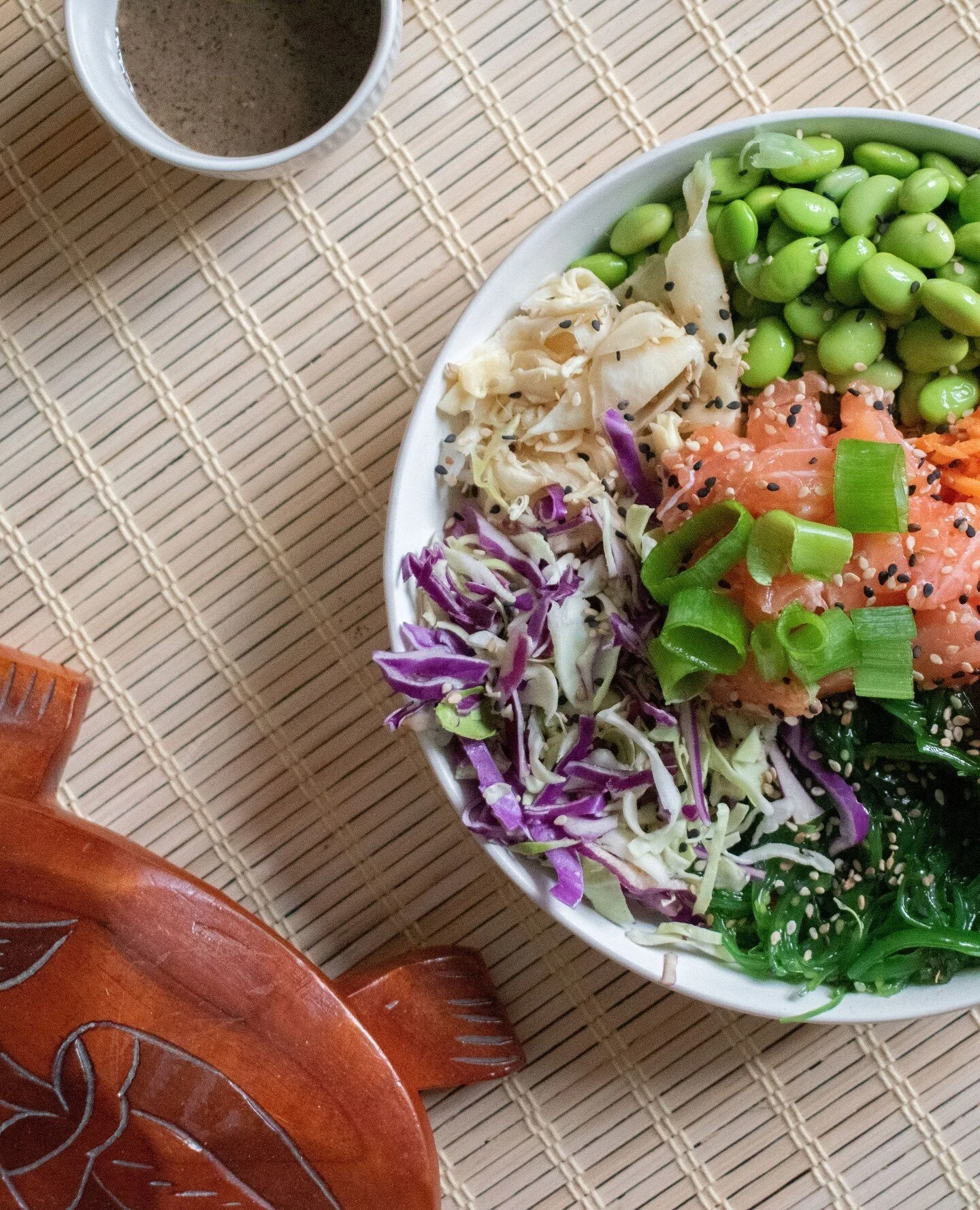 Any plans for lunch? How about a pok&eacute; bowl? 😋⁠
This is our CLASSIC with sustainable salmon from @fiskerikajen, mixed cabbage, seaweed, pickled ginger, edamame, carrots, ponzu and Goma dressing.⁠
⁠
⁠
#pacificpowerfood #raw #healthy #pokebowl #