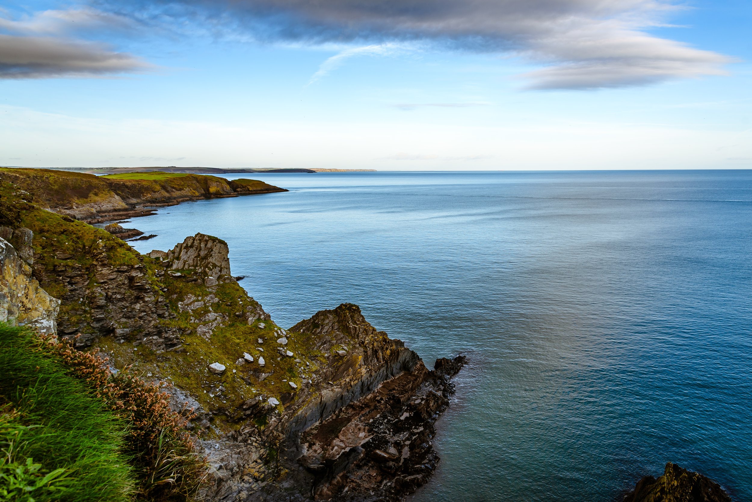 scenic-view-of-cliffs-in-old-head-of-kinsale-peni-2022-11-15-08-03-55-utc.jpg