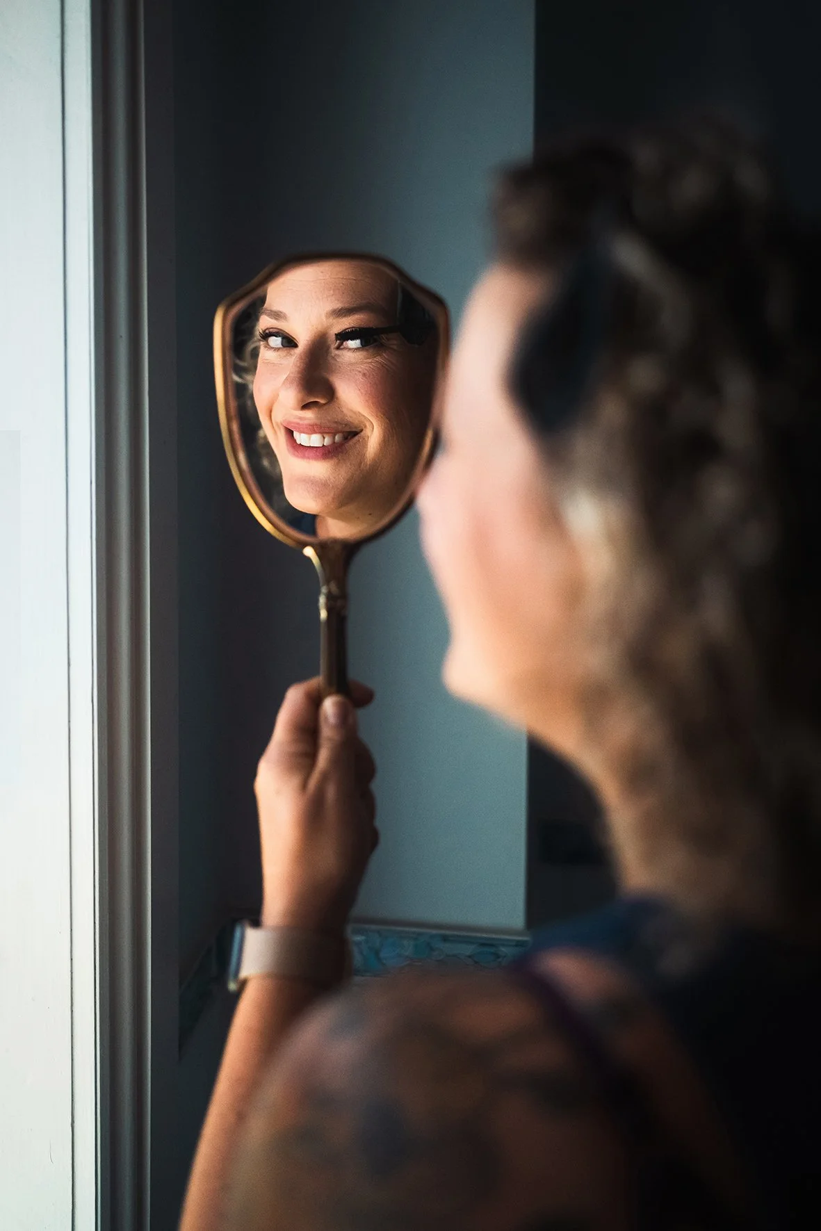 Shannon Lu Shan photography family session annne marie with mirror.jpg