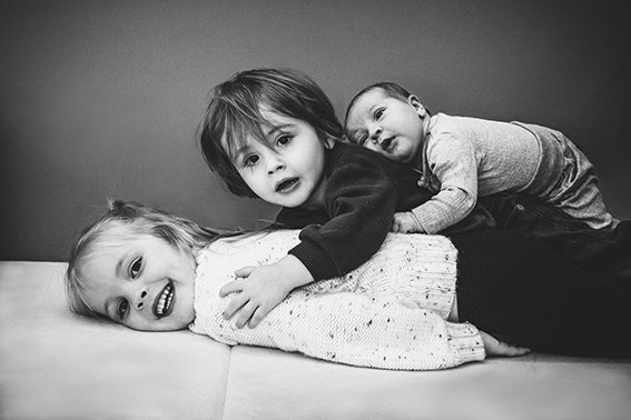 
shannonlushan newborn-family photographer arnprior-ottawa-vally, Black and white, newborn with sibilings.