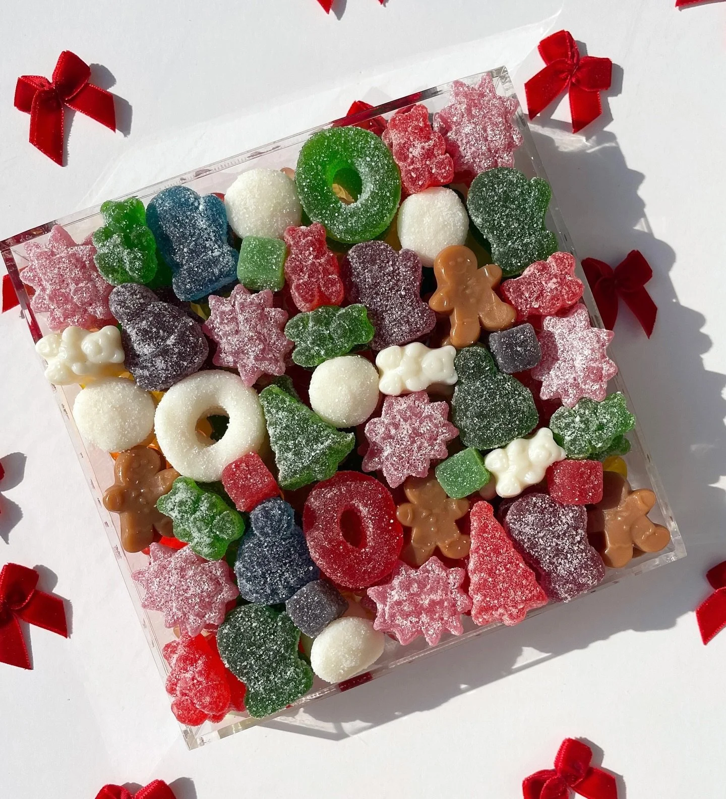 All our favorite holiday gummies- mittens, beanies, gingerbread men, trees and more! 🤩❄️🎄
.
size 6&rdquo;x6&rdquo;