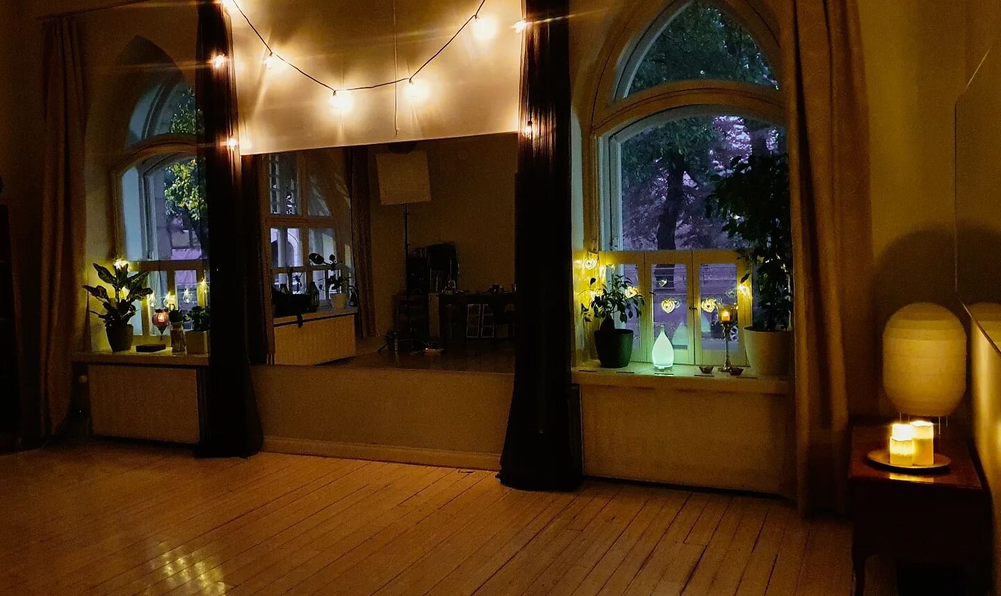 As the autumn nights darken, my studio becomes this warm magical safe space with little fairy lights 💛
The house is literally called Moon Castle. How perfect is that? 😁🖤🌙 
Today I start classes with many new students in my beginners class! It mak