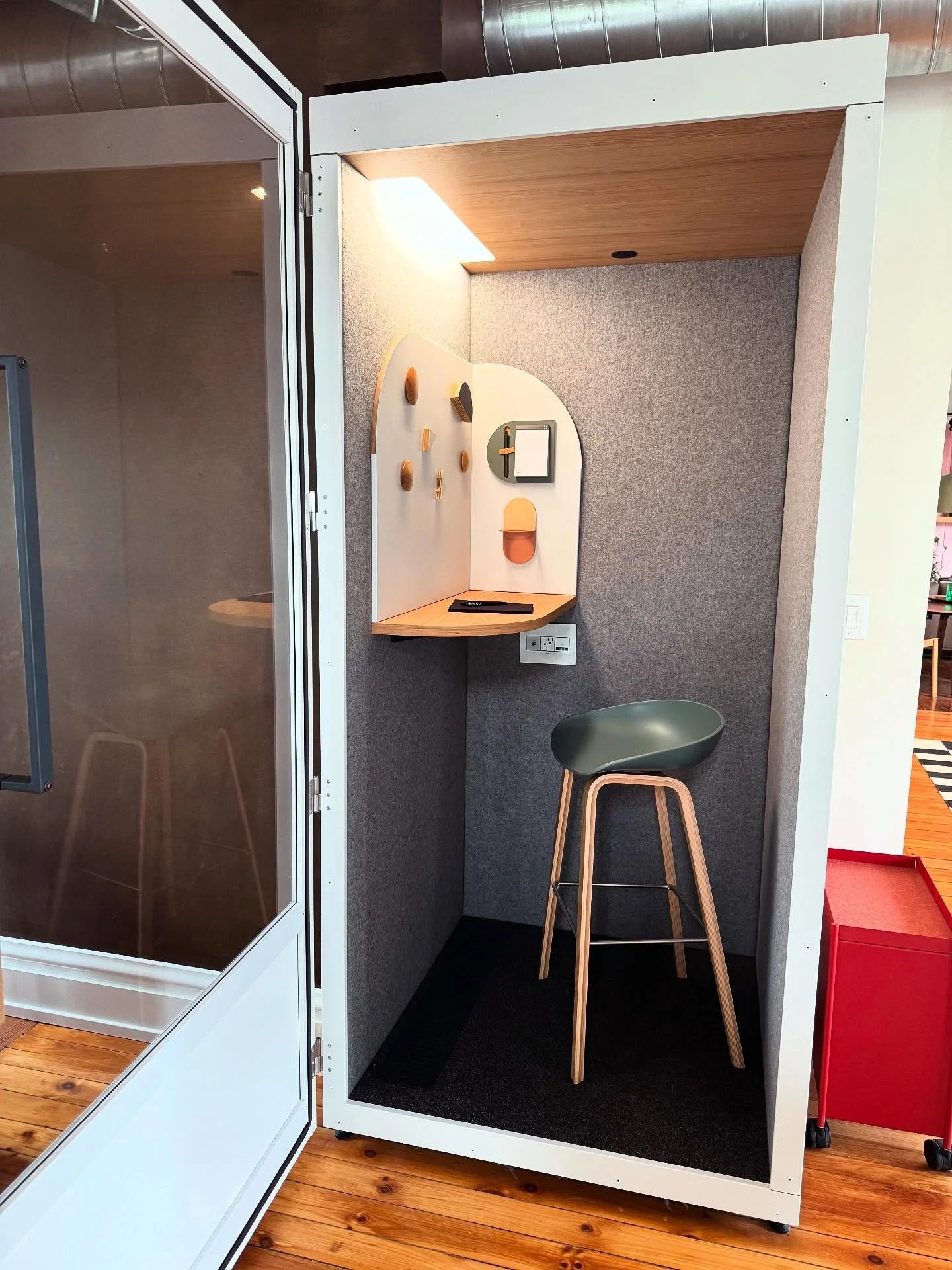 ✨ The perfect match! ✨
We&rsquo;ve paired the sleek About A Stool from @haydesign with our @ofs Room phone booth &mdash; and it&rsquo;s a combo made in design heaven. From scale to color to clean lines, this stool brings style and function to the spa