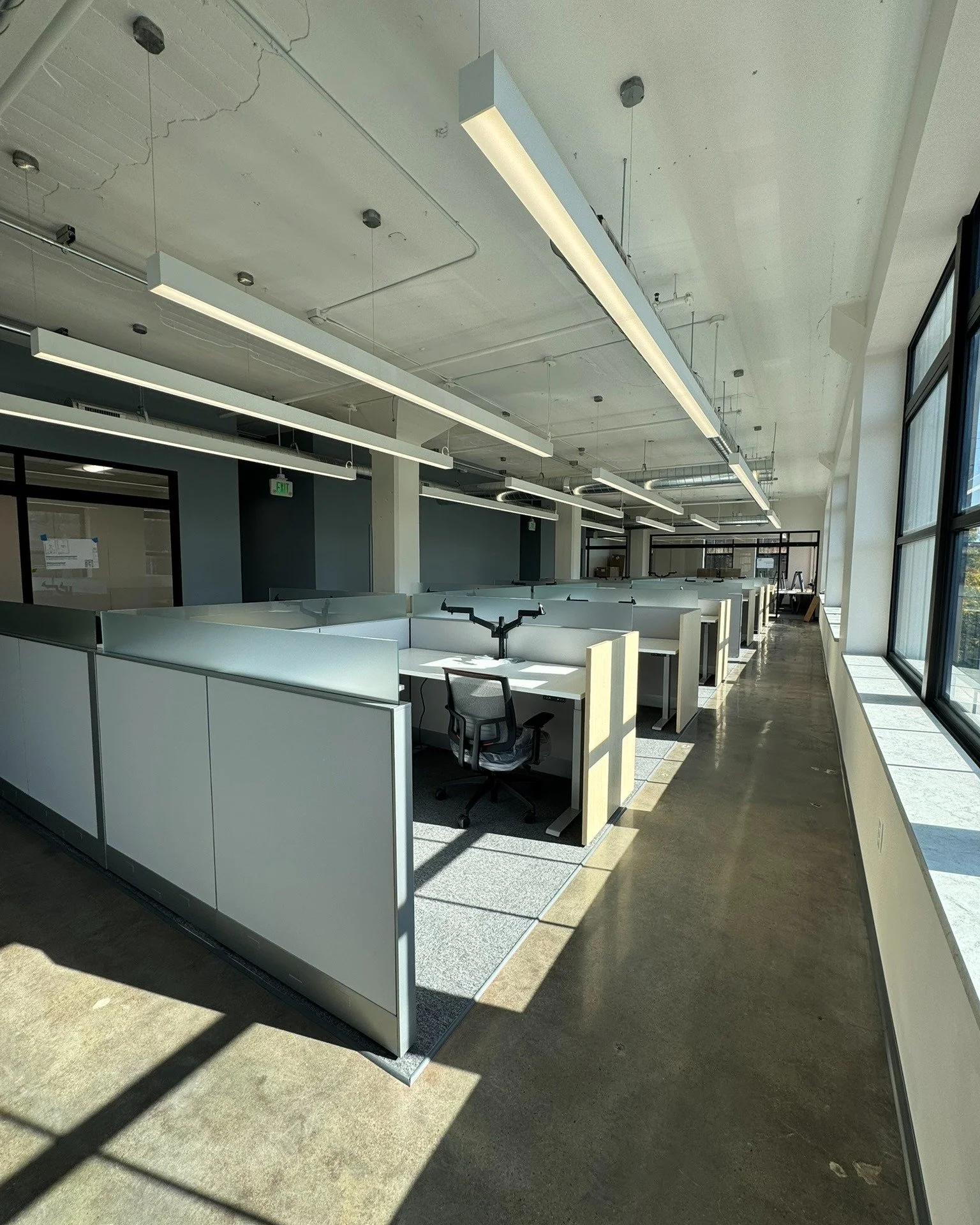 ✨Customer Spotlight!✨

The AGBI team partnered with Federal Resources Corporation to provide furniture solutions for their new headquarters in the historic Mercantile Building in Erie, PA. Height-adjustable workstations, a clean and open floor plan, 