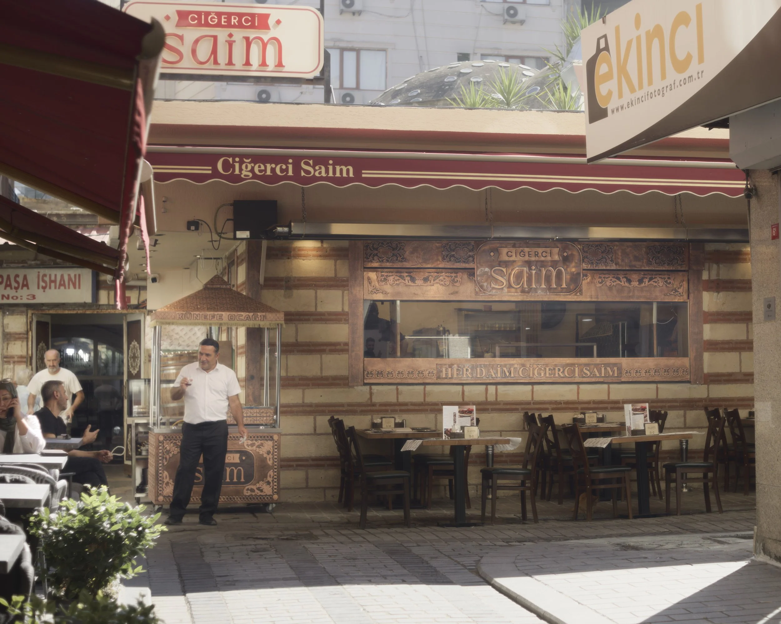 A friendly proprietor in Sirkeci.