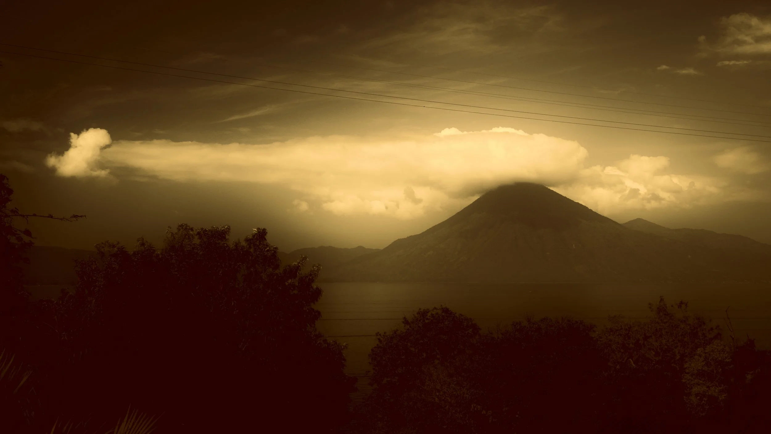 A long white cloud over Volcán San Pedro.