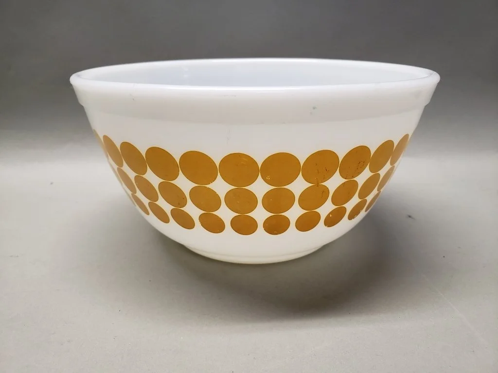 183_Lot_416_Vintage_Pyrex_Dots_#402_mixing_bowl.jpg