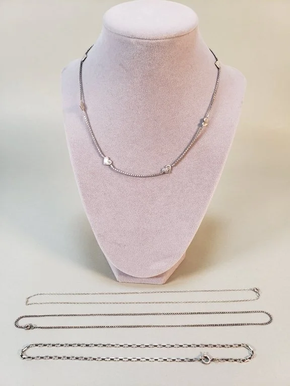 136_Lot_424_Sterling_silver_necklaces.jpg