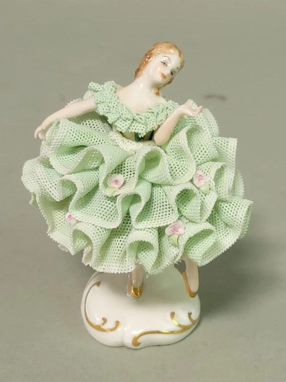 128_Lot_524_Irish_Dresden_porcelain_figurine.jpg