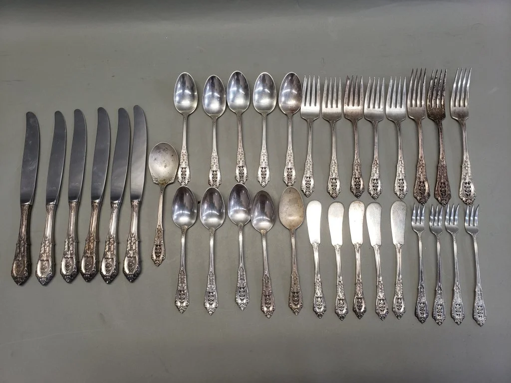 009_Lot_328_34-piece_Wallace_sterling_silver_flatware_set_with_stainless_steel_knives.jpg