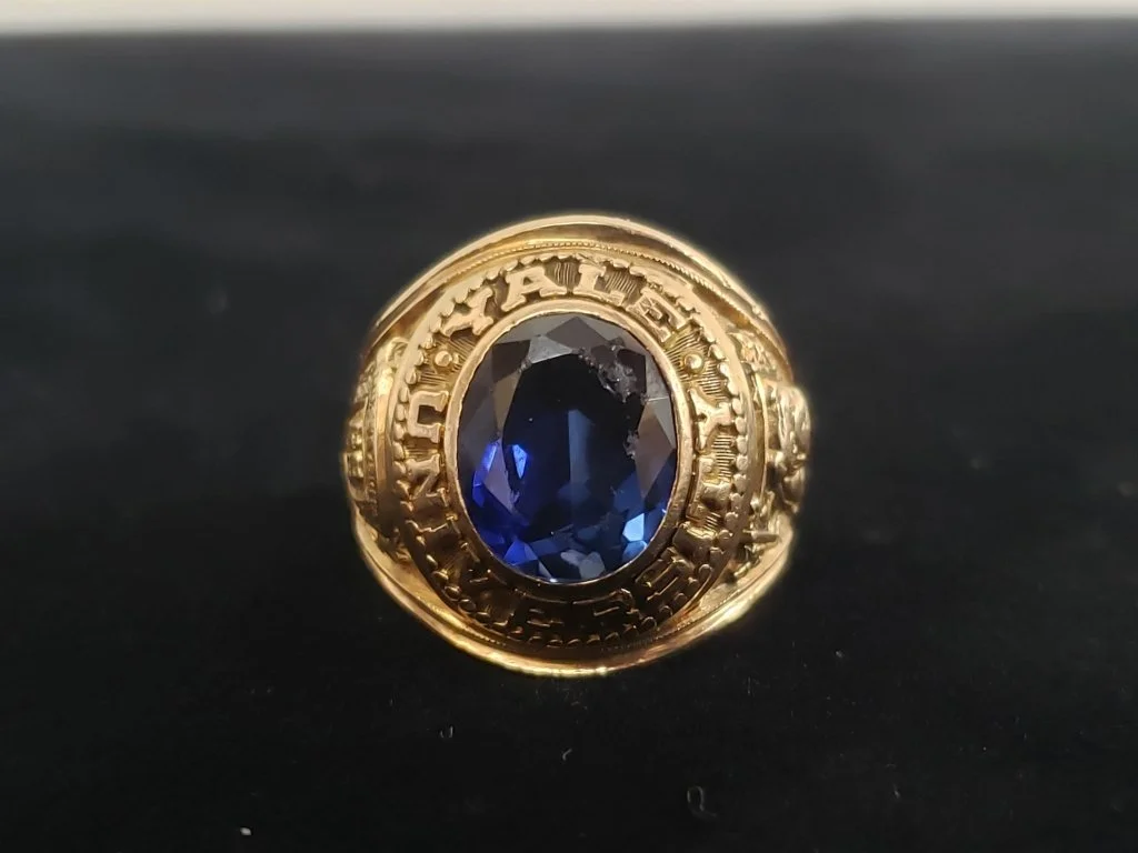 010_Lot_55_1966_Jostens_14k_gold_and_sapphire_Yale_University_class_ring.jpg