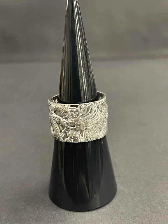 194_Lot_700h_999_fine_silver_Chinese_dragon_wide_band.jpg