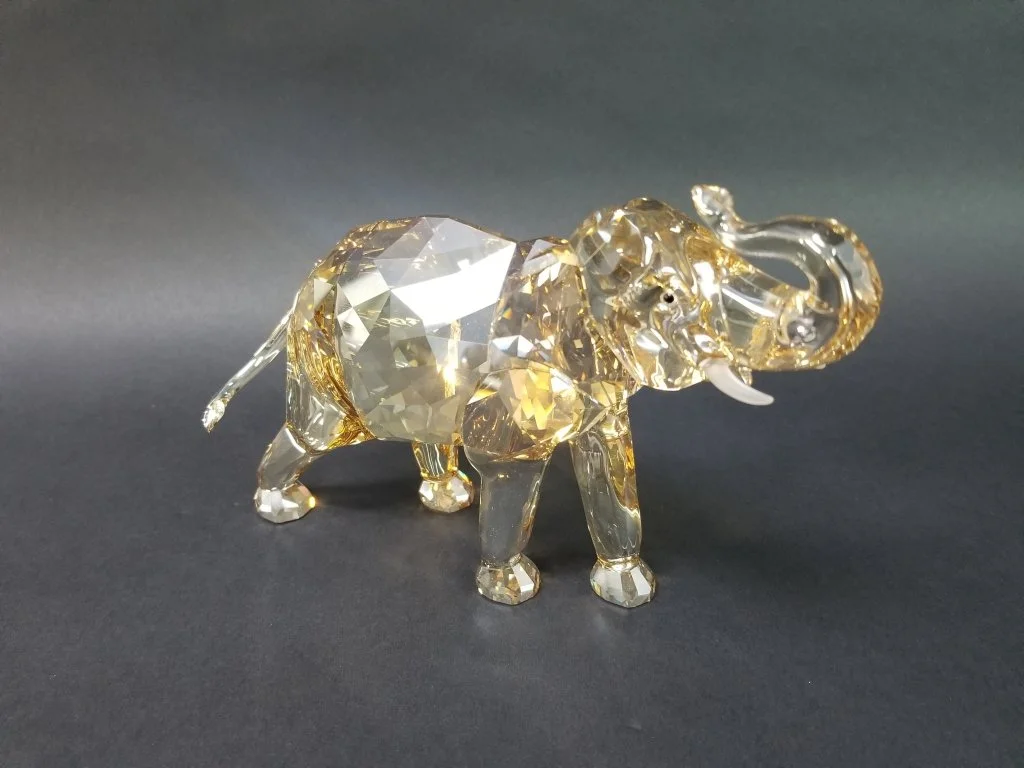 096_Lot_689_Swarovski_crystal_elephant_sculpture.jpg