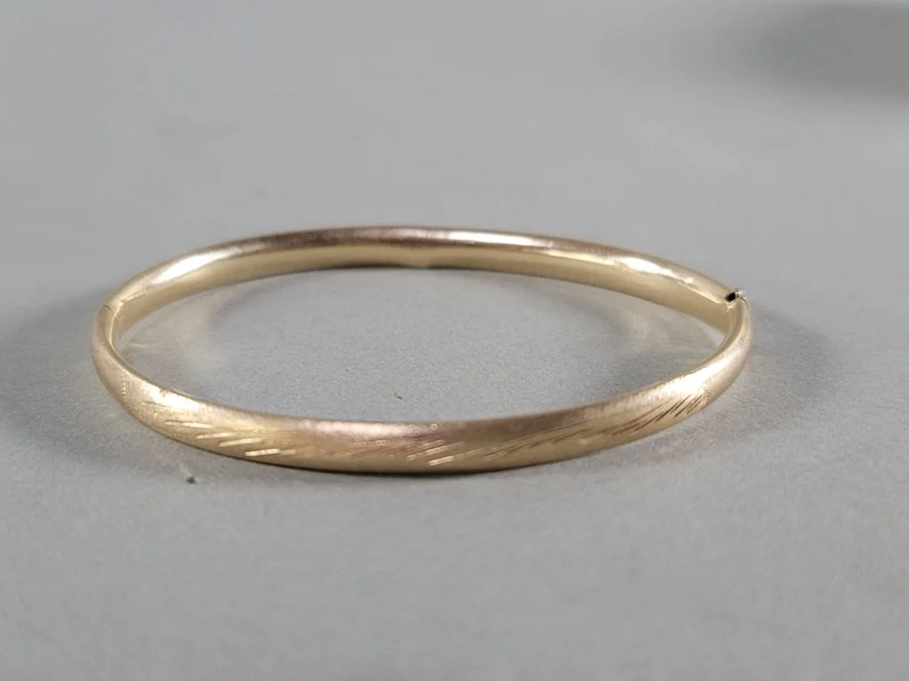 011 - 363 14k gold (Italy) hinged bangle bracelet.jpg