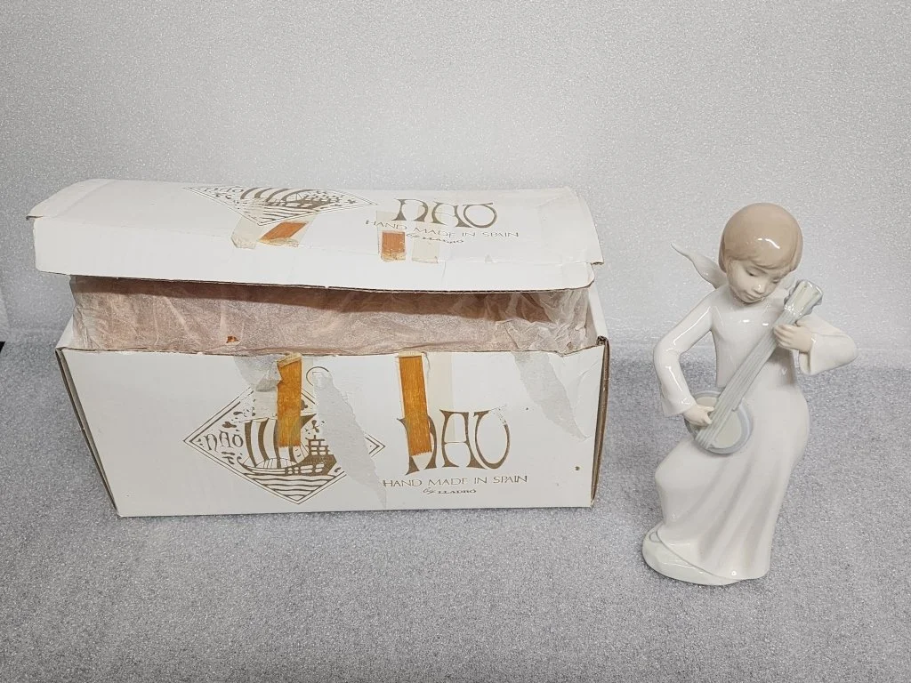 080 - Lot 311h - Vintage NAO Lladro made in Spain Angel con banjo.jpg