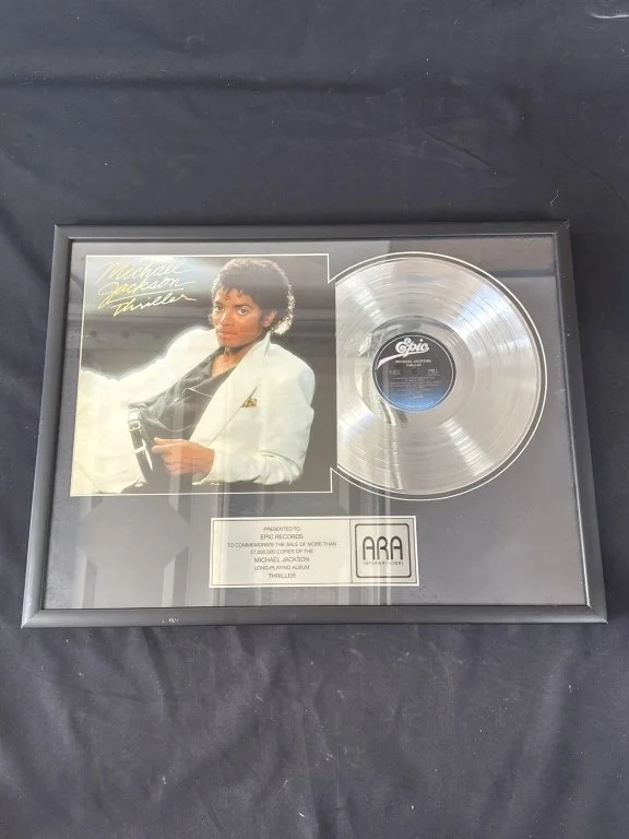 016_Lot_400h_Michael_Jackson_Thriller_platinum_LP_display.jpg