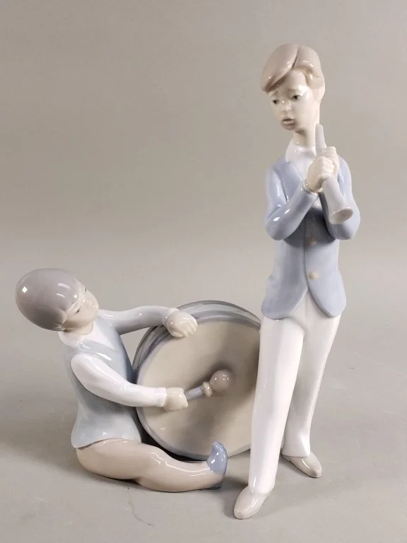 121_Lot_588_Lladro_porcelain_figurine.jpg