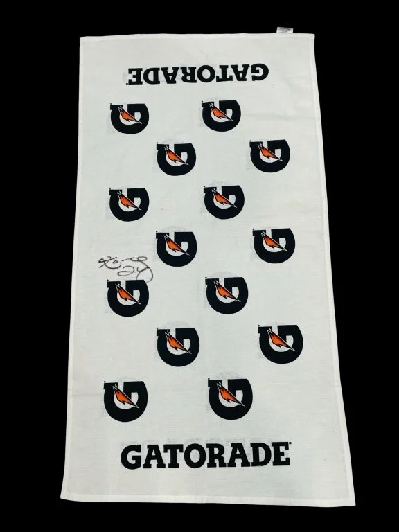 191_Lot_428h_Kobe_Bryant_signed_Gatorade_towel.jpg