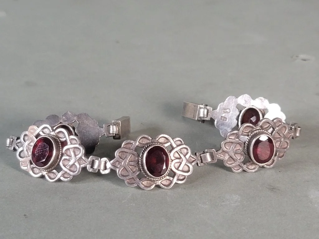 061 - Lot 542 - Sterling silver and garnet bracelet.jpg