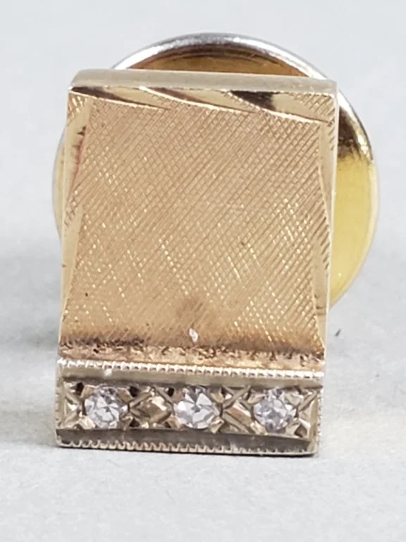 095_Rank_095_Lot_246_14k_gold_and_diamond_pin.jpg