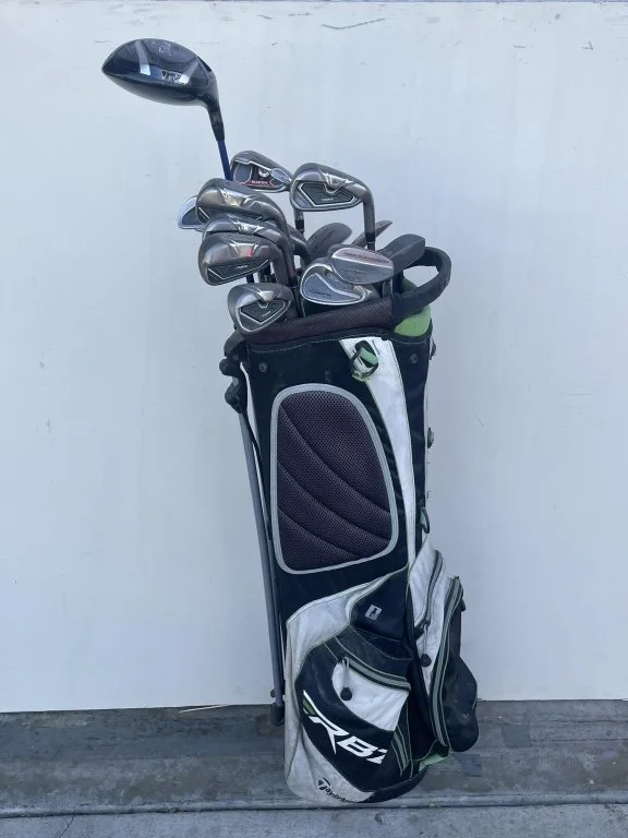 116 - Lot 341h - Mixed golf clubs with bag.jpg