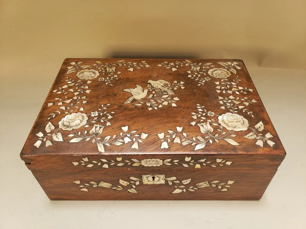 095_Lot_644_Antique_Victorian_vanity_traveling_case_with.jpg