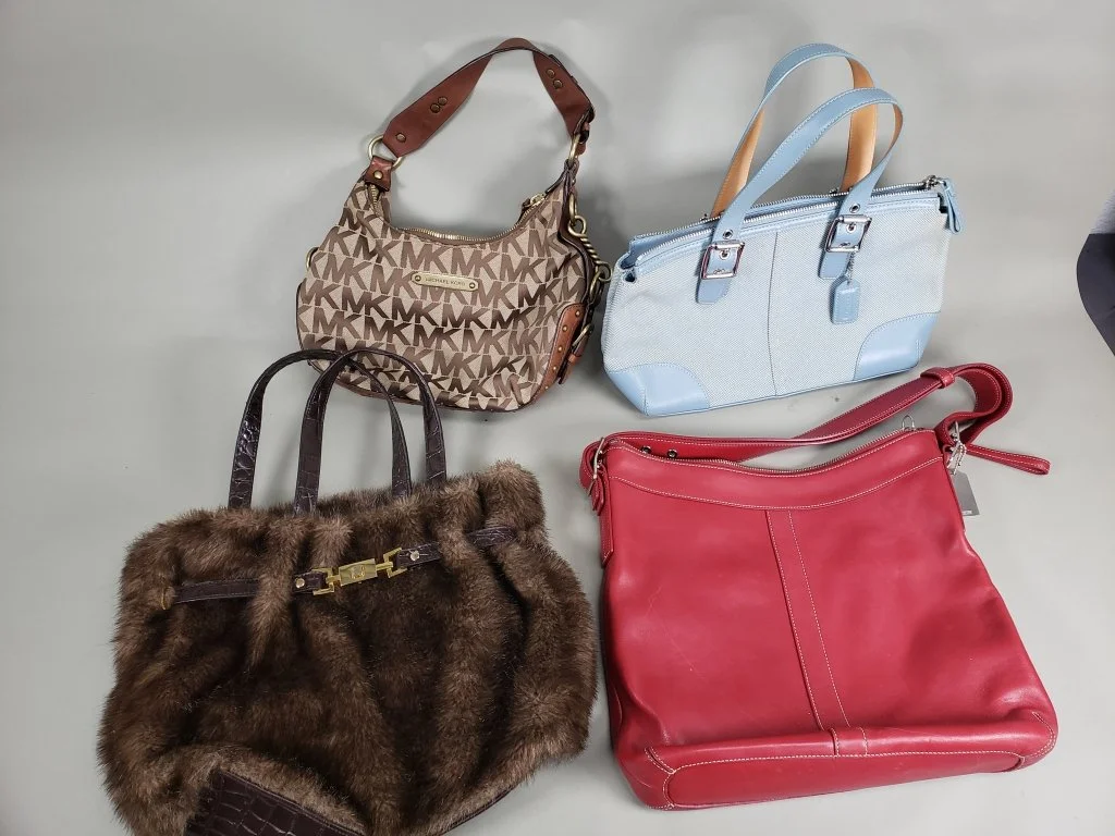 193_Lot_427_Group_of_women_s_handbags.jpg