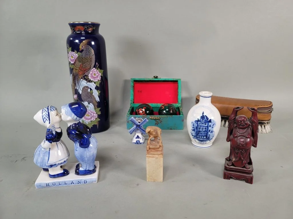 166_Lot_513_Japanese_porcelain_vase_composite_Buddha_f.jpg