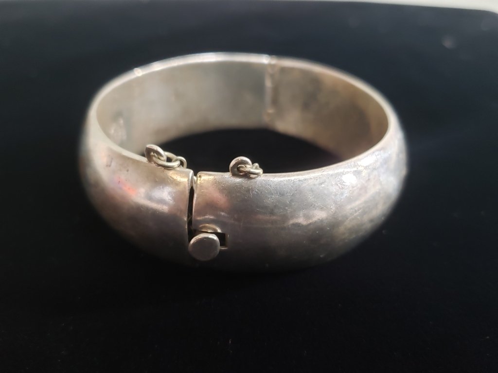 200 - Lot 482 - Sterling silver (Mexico) bangle bracelet.jpg