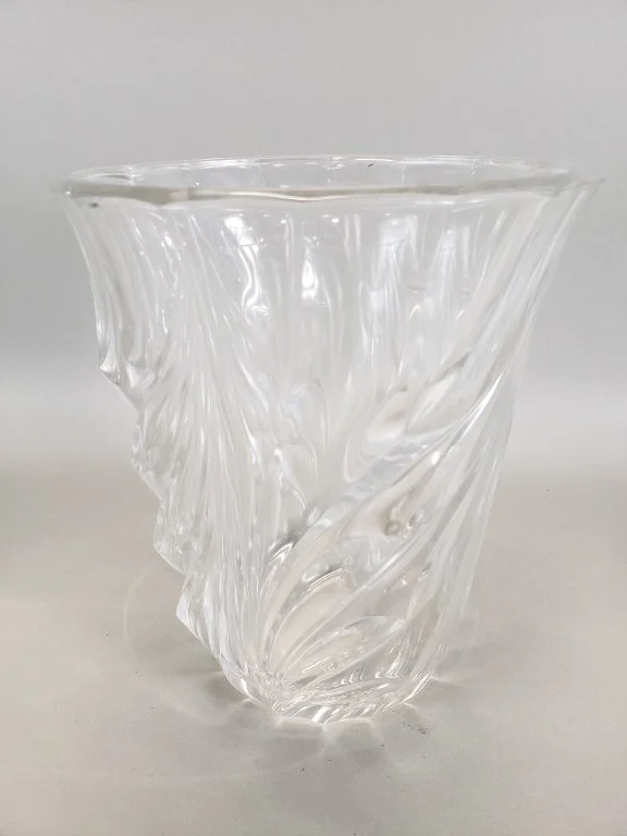 057_Lot_600_Val_Saint_Lambert_Royal_swirl_crystal_vase.jpg