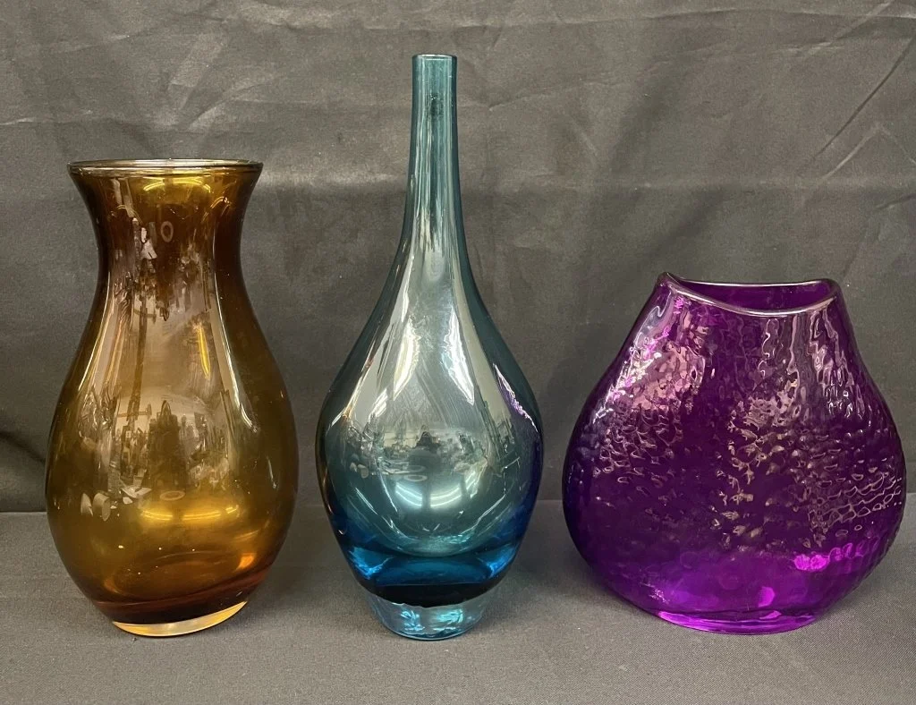183_Lot_468h_Group_of_art_glass_vases.jpg