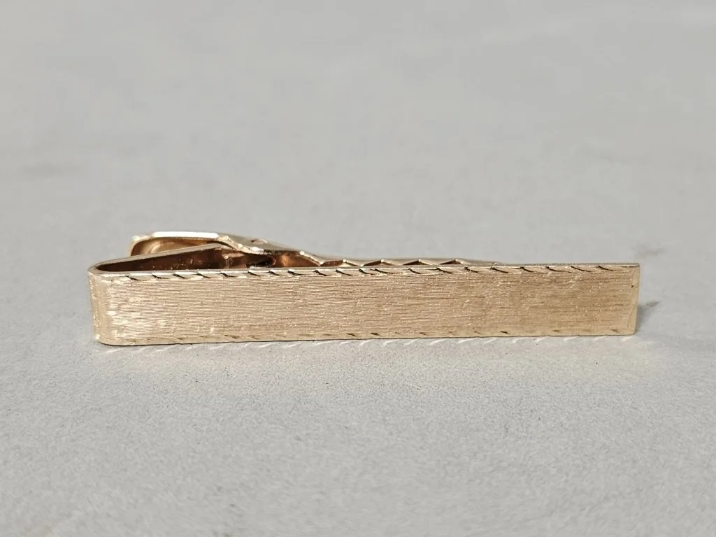012 - Lot 5h - Vintage 14k gold textured tie clip.jpg