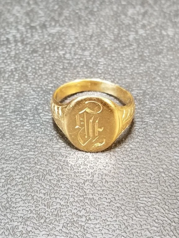 040_Lot_131_Vintage_14k_yellow_gold_signet_ring_size_5.jpg