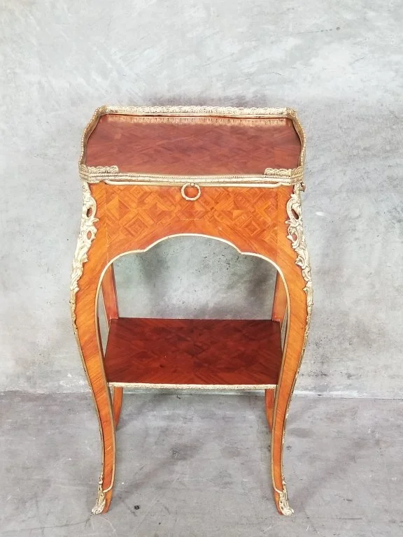 090_Lot_718_French_Louis_XV_style_side_table.jpg