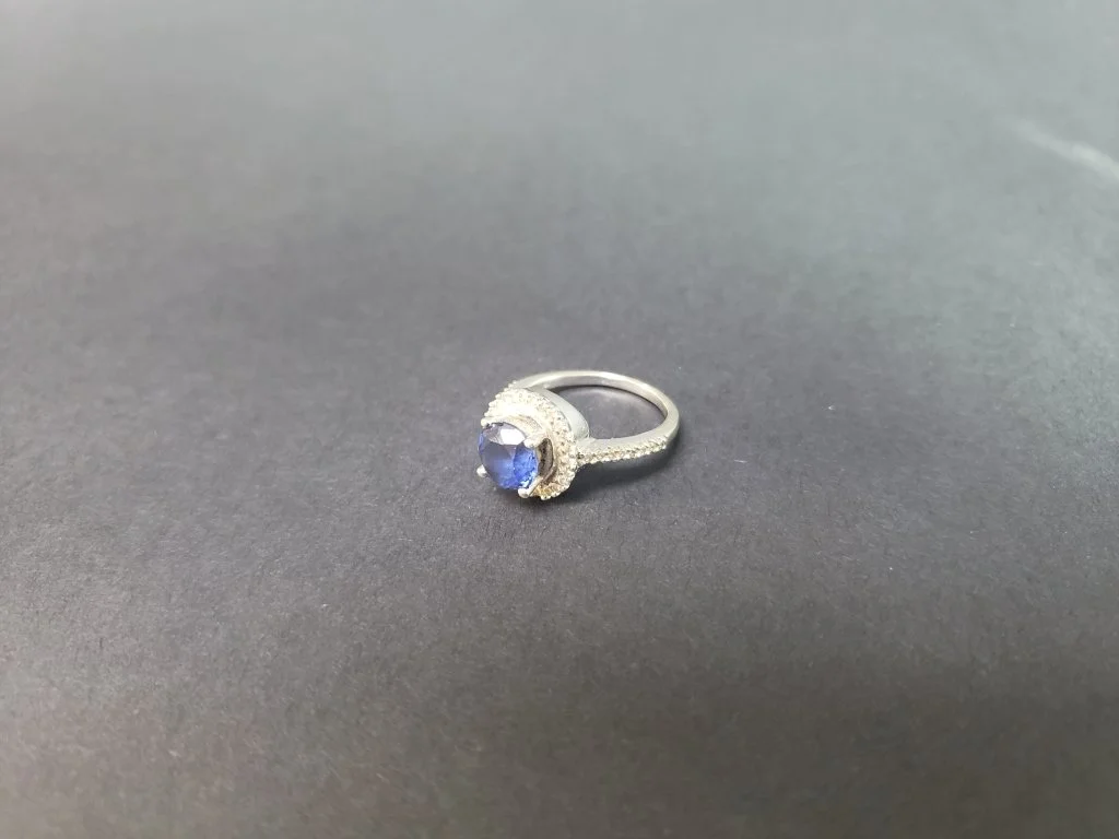 006_Lot_135_18k_white_gold_diamond_and_sapphire_ring.jpg