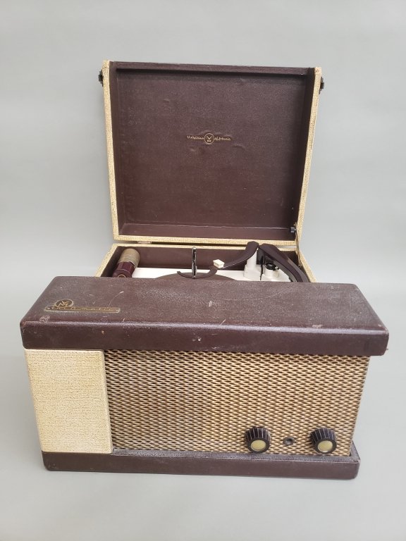 533 Vintage V-M Trio-matic model 1275 portable r.jpg