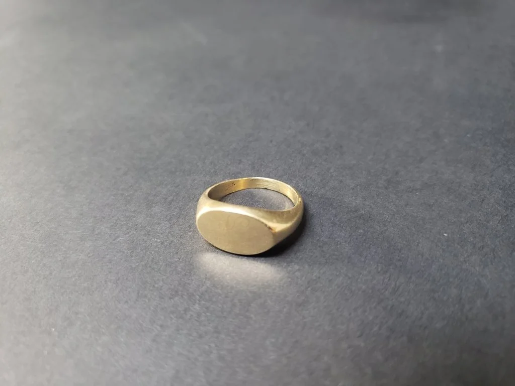039_Lot_140_10k_yellow_gold_signet_ring.jpg
